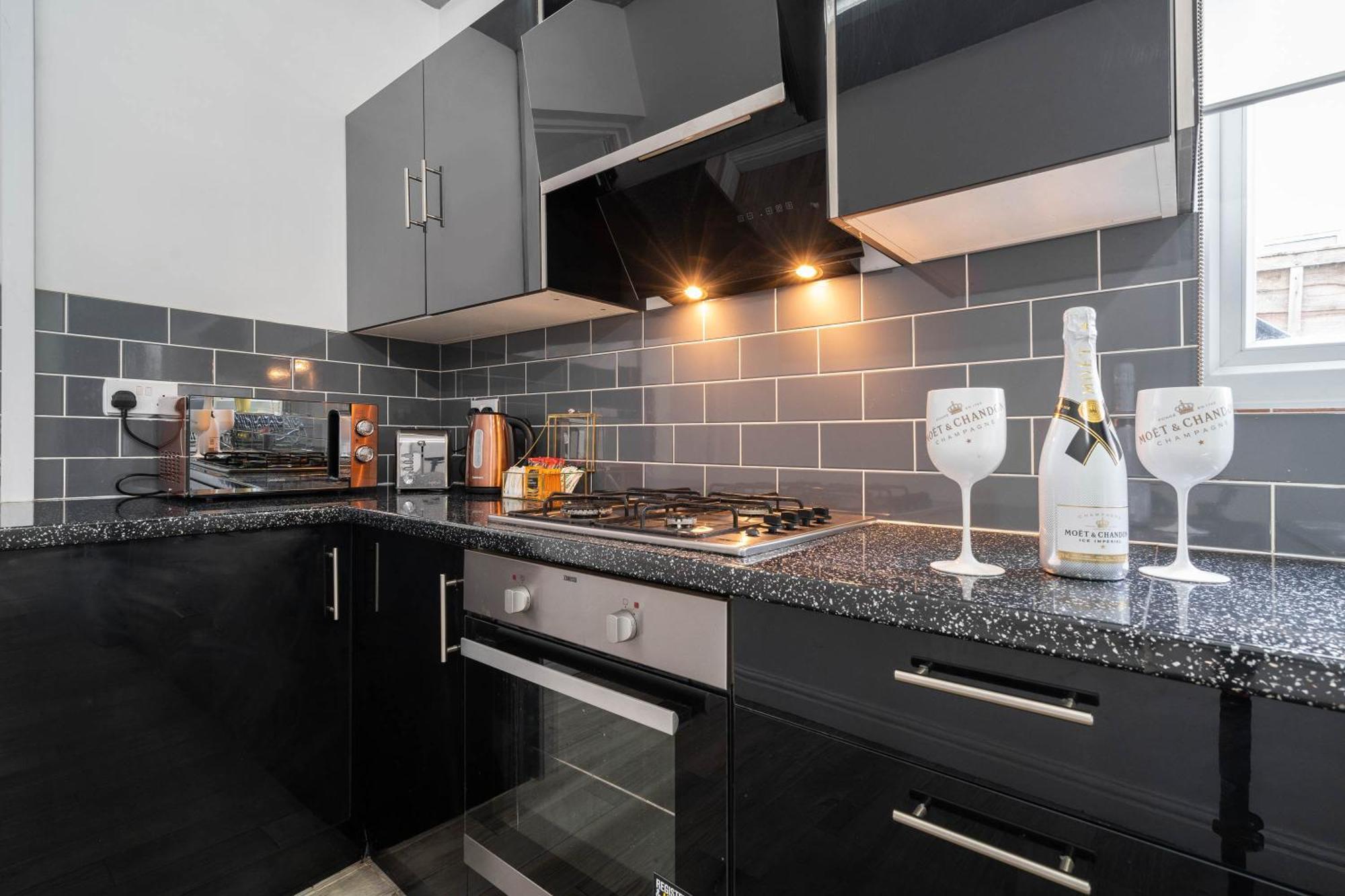 Five Bedroom Townhouse - Near City Centre - Edgbaston - On Street Parking - Wifi - Netflix - 974P Birmingham Buitenkant foto